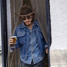 Gael Garcia Bernal in una scena del film The Limits of Control