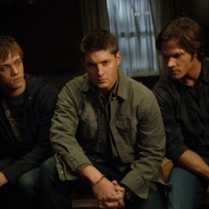 Jake Abel, Jared Padalecki e Jensen Ackles in una scena dell'episodio Jump the Shark di Supernatural