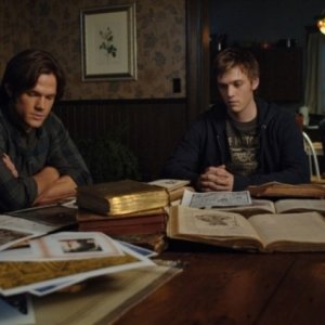Jared Padalecki e Jake Abel in una scena dell'episodio Jump the Shark di Supernatural
