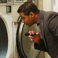 Jon Huertas in una scena dell'episodio Nanny McDead di Castle