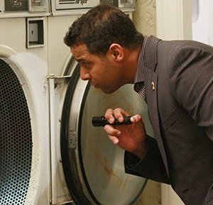 Jon Huertas in una scena dell'episodio Nanny McDead di Castle