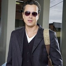 Jorge Enrique Abello prima di sottoporsi al trucco che lo trasforma nella protagonista di En los tacones de Eva