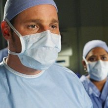 Justin Chambers e Chandra Wilson in una scena dell'episodio Stand by Me di Grey's Anatomy