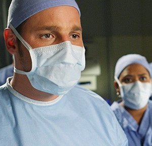 Justin Chambers e Chandra Wilson in una scena dell'episodio Stand by Me di Grey's Anatomy