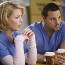 Katherine Heigl e Justin Chambers in una scena dell'episodio Beat Your Heart Out di Grey's Anatomy