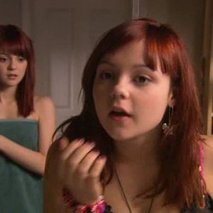 Kathryn Prescott e Megan Prescott in una scena dell'episodio 'Everyone' della terza stagione della serie tv Skins