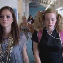 Kaya Scodelario e Lisa Backwell in una scena dell'episodio 'Everyone' della terza stagione della serie tv Skins