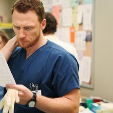 Kevin McKidd in una scena dell'episodio Vorrei che tu fossi qui  di Grey's Anatomy