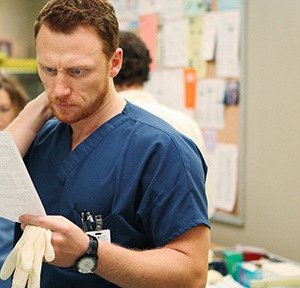 Kevin McKidd in una scena dell'episodio Vorrei che tu fossi qui  di Grey's Anatomy