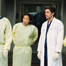 Kevin McKidd, Sandra Oh, Ellen Pompeo e Patrick Dempsey in una scena dell'episodio Vorrei che tu fossi qui  di Grey's Anatomy