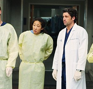 Kevin McKidd, Sandra Oh, Ellen Pompeo e Patrick Dempsey in una scena dell'episodio Vorrei che tu fossi qui  di Grey's Anatomy