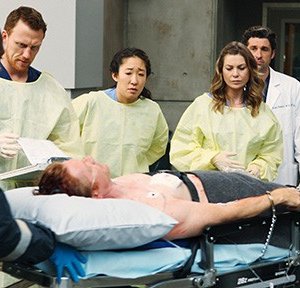 Kevin McKidd, Sandra Oh, Ellen Pompeo, Patrick Dempsey ed Eric Stoltz in una scena dell'episodio Vorrei che tu fossi qui  di Grey's Anatomy