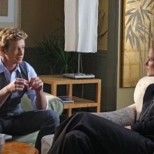 Leslie Hope e Simon Baker in un momento dell'episodio Seeing Red di The Mentalist