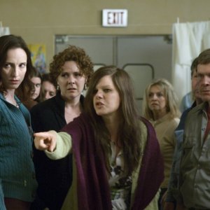 Marcia Gay Harden e William Sadler in una scena di 'The Mist'