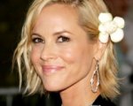 Maria Bello con gli uomini della compagnia
