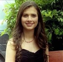 Monica Lopera è Isabella Nieto nel serial tv En los tacones de Eva