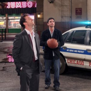 Noah Wyle e John Stamos in un momento dell'episodio And in the End... di E.R. - Medici in prima linea