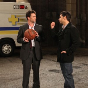 Noah Wyle e John Stamos in una scena dell'episodio And in the End... di E.R. - Medici in prima linea