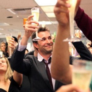 Noah Wyle e John Stamos nell'episodio And in the End... di E.R. - Medici in prima linea