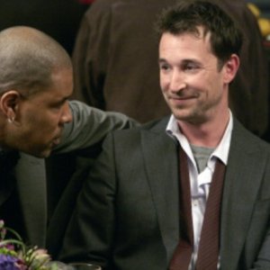 Noah Wyle ed Eriq La Salle in una scena dell'episodio And in the End... di E.R. - Medici in prima linea