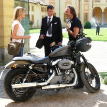 Pietro Sermonti, Alessia Marcuzzi e Luca Ward in una scena del film TV Un amore di strega