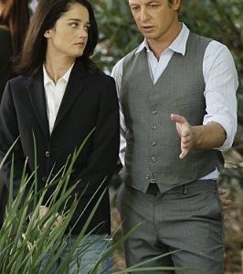 Robin Tunney e Simon Baker in un momento dell'episodio Seeing Red di The Mentalist