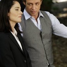 Robin Tunney e Simon Baker in una scena dell'episodio Seeing Red di The Mentalist