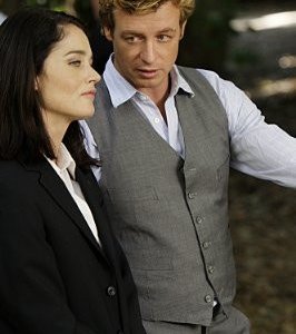 Robin Tunney e Simon Baker in una scena dell'episodio Seeing Red di The Mentalist
