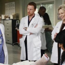 Sandra Oh e Kevin McKidd con la guest star Faye Dunaway nell'episodio An Honest Mistake di Grey's Anatomy