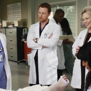 Sandra Oh e Kevin McKidd con la guest star Faye Dunaway nell'episodio An Honest Mistake di Grey's Anatomy