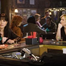 Sara Ramirez e Jessica Capshaw in una scena dell'episodio Beat Your Heart Out di Grey's Anatomy