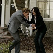 Simon Baker e Robin Tunney in una scena dell'episodio The Thin Red Line di The Mentalist