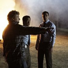 Simon Baker ed Owain Yeoman in una scena dell'episodio Red John's Friends di The Mentalist