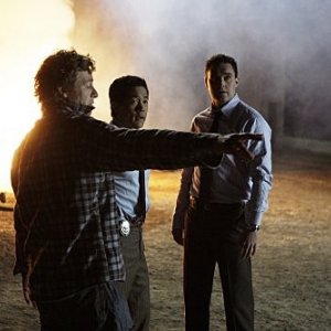 Simon Baker ed Owain Yeoman in una scena dell'episodio Red John's Friends di The Mentalist