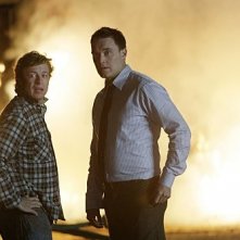 Simon Baker ed Owain Yeoman nell'episodio Red John's Friends di The Mentalist
