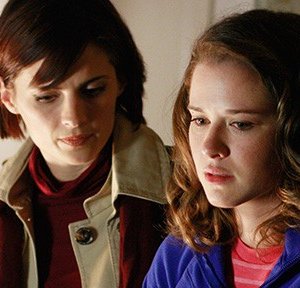 Stana Katic e Sarah Drew in una scena dell'episodio Nanny McDead di Castle