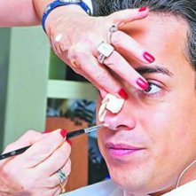 Sul set di En los tacones de Eva: Jorge Enrique Abello durante il make up