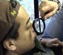 Sul set di En los tacones de Eva: Jorge Enrique Abello durante il make up. Il truccatore controlla che la protesi al naso aderisca perfettamente.