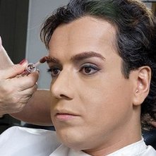 Sul set di En los tacones de Eva: Jorge Enrique Abello durante il trucco. Il make up artist gli definisce il trucco delle sopracciglia.