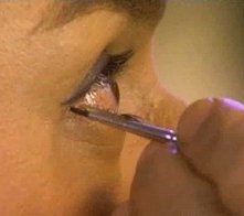 Sul set di En los tacones de Eva: Jorge Enrique Abello durante una seduta di make up si lascia truccare gli occhi.