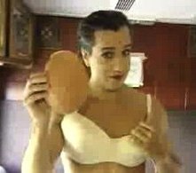 Sul set di En los tacones de Eva: Jorge Enrique Abello indossa reggiseno e protesi.