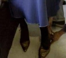 Sul set di En los tacones de Eva: Jorge Enrique Abello prova i costumi.