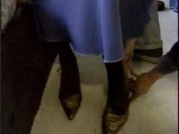 Sul set di En los tacones de Eva: Jorge Enrique Abello prova i costumi.