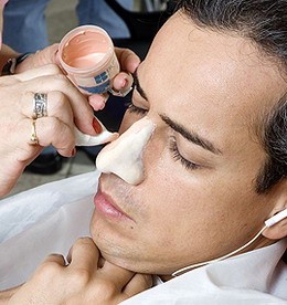 Sul Set Di En Los Tacones De Eva Jorge Enrique Abello Si Lascia Applicare Una Protesi Durante Il Make Up 114139