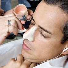 Sul set di En los tacones de Eva: Jorge Enrique Abello si lascia applicare una protesi durante il make up