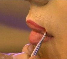 Sul set di En los tacones de Eva: Jorge Enrique Abello si lascia truccare le labbra durante la seduta di make-up