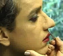 Sul set di En los tacones de Eva: l'attore Jorge Enrique Abello si lascia truccare le labbra durante la seduta di make-up