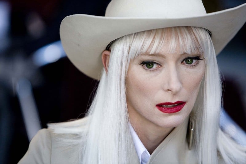 Tilda Swinton in una scena di The Limits of Control