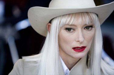 Tilda Swinton in una scena del film The Limits of Control