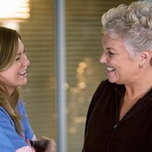 Tyne Daly ed Ellen Pompeo in una scena dell'episodio Compassione per il diavolo di Grey's Anatomy